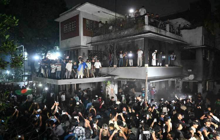 এককথায় গতরাত পুরো উত্তপ্ত পরিস্থিতি বিরাজ করছে ধানমন্ডি ৩২ এলাকায়।