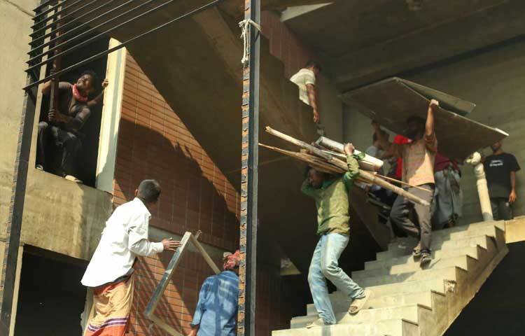প্রত্যক্ষদর্শীরা বলছেন, রড-লোহার মতো নির্মাণসামগ্রী রাত থেকেই মানুষ নিয়ে যাচ্ছে। যারা নিচ্ছেন তাদের অধিকাংশ নিম্ন আয়ের মানুষ। কেউ আবার পথশিশু। সকাল থেকে মানুষ আরও বেশি নিচ্ছে। অনেকে ভবনের ভেতরে পড়ে থাকা বইসহ বিভিন্ন জিনিস নিয়ে যাচ্ছে।