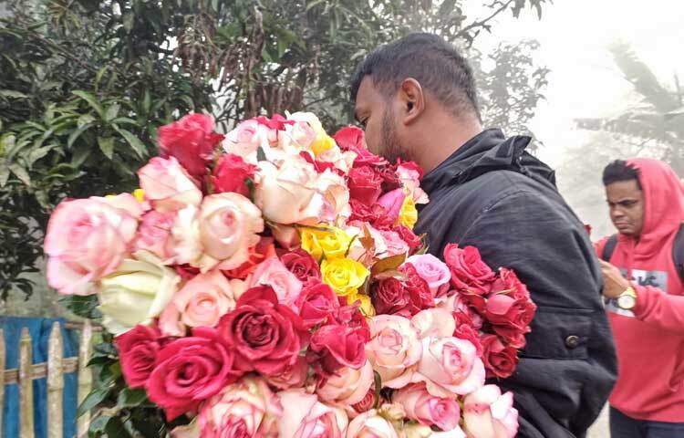 ভালোবাসা দিবসকে ঘিরে এ মাসে ৫ লাখ টাকার গোলাপ বিক্রির আশা তাদের।