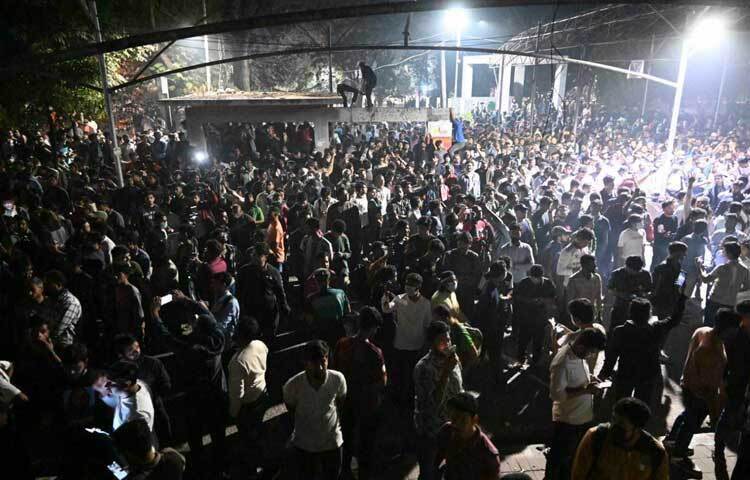 ৫ ফেব্রুয়ারি থেকেই ধানমন্ডির ৩২ নম্বর বঙ্গবন্ধুর বাড়িসহ ভাঙা হচ্ছে সারাদেশে থাকা বঙ্গবন্ধুর ম্যুরাল ও আওয়ামী লীগের বিভিন্ন নেতা-কর্মীদের ঘর-বাড়ি।