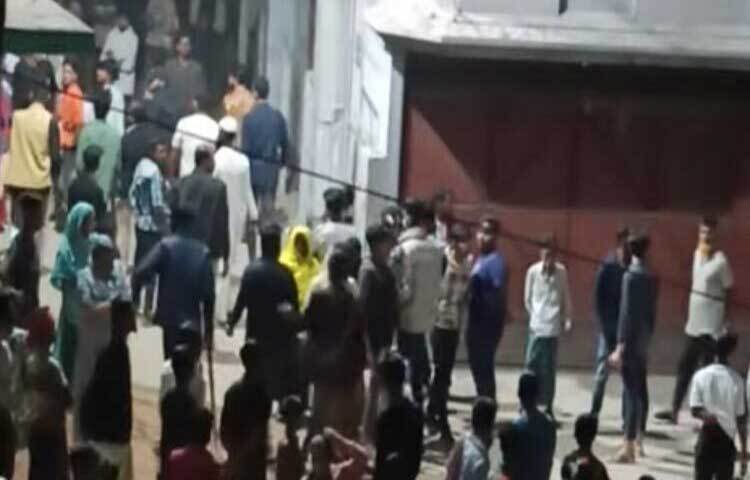 গাজীপুর মহানগরীর টঙ্গীতে সাবেক যুব ও ক্রীড়া প্রতিমন্ত্রী জাহিদ আহসান রাসেল এবং চাচা মহানগর আওয়ামী লীগের সহসভাপতি মতিউর রহমান মতির বাসভবনে হামলা চালিয়ে ব্যাপক ভাঙচুর করেছে জনতা।