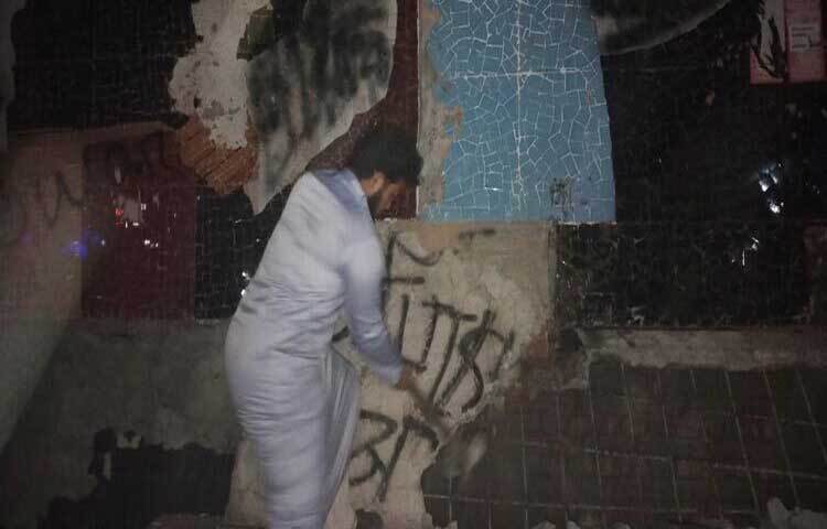 মানিকগঞ্জে বঙ্গবন্ধু চত্বর ভাঙচুর করেছে বিক্ষুব্ধ ছাত্র-জনতা।