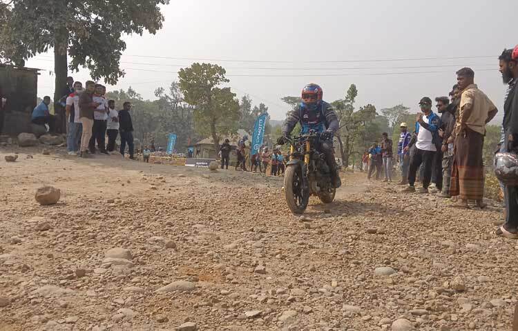 ৭ ফেব্রুয়ারি প্রকৃতি কন্যা সিলেটের গোয়াইনঘাট উপজেলার জাফলংয়ে আঁকাবাঁকা পাহাড়ি পথে এমন রোমাঞ্চকর প্রতিযোগিতার আয়োজন করে মোটো ম্যাডনেস বিডি।