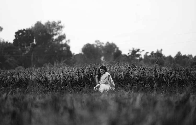 সাদা-কালো ছবিতে শুভ্রতা ছড়াচ্ছেন অভিনেত্রী।