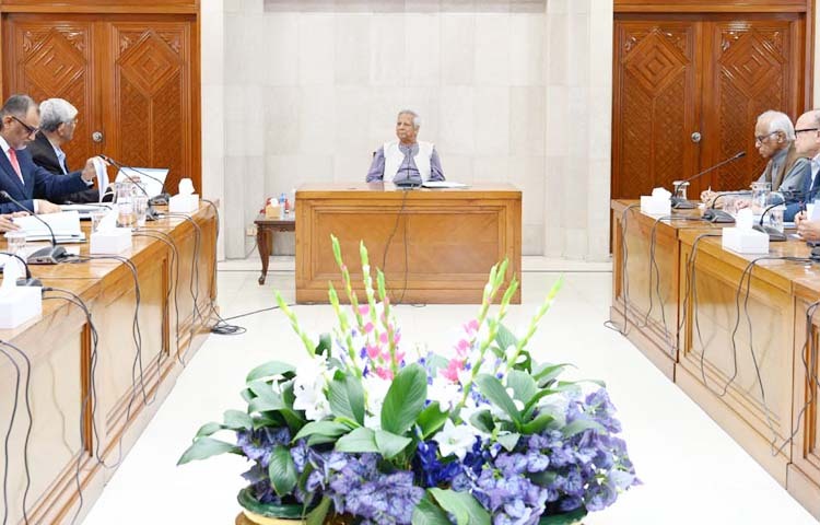 প্রধান উপদেষ্টা প্রফেসর মুহাম্মদ ইউনূস আজ তেজগাঁওয়ে তাঁর কার্যালয়ে ‌‘বাংলাদেশের অর্থনীতি: সাম্প্রতিক চ্যালেঞ্জ এবং ভবিষ্যৎ করণীয়’ বিষয়ক সভায় সভাপতিত্ব করেন। ছবি: পিআইডি