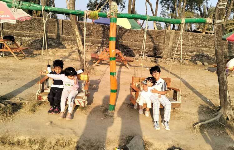 নানা বয়সের মানুষ এখানে ছুটে এসেছেন।