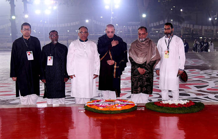মহান শহীদ দিবস ও আন্তর্জাতিক মাতৃভাষা দিবস উপলক্ষে প্রধান বিচারপতি সৈয়দ রেফাত আহমেদ একুশের প্রথম প্রহরে ঢাকায় কেন্দ্রীয় শহীদ মিনারে পুষ্পস্তবক অর্পণ করে ভাষাশহীদদের প্রতি শ্রদ্ধা জানান। ছবি: পিআইডি