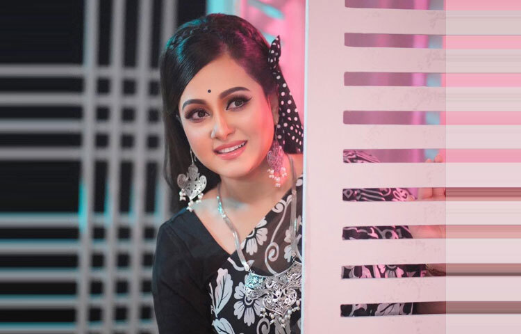 সাদা-কালো প্রিন্টের শাড়িতে সাবেকী সাজে অপরূপ পূর্ণিমা।