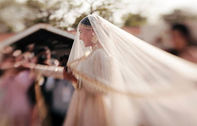 নজরকাড়া লেহেঙ্গাটির সঙ্গে লং ট্রেইল ম্যাচিং ওড়না বেছে নিয়েছেন নায়িকা।