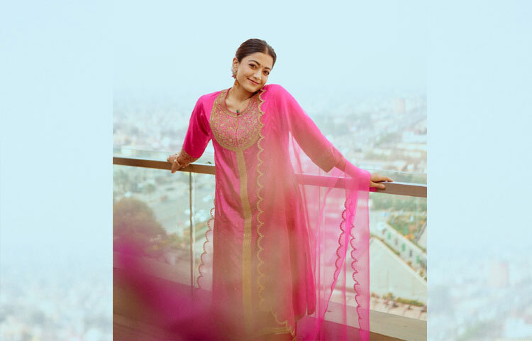 গোলাপি রঙের পোশাক আর হালকা সাজে বেশ মিষ্টি লাগছে তাকে।