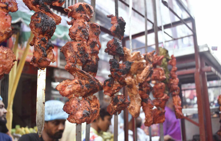 এখানকার ইফতারে রয়েছে ব্যতিক্রমী সব স্বাদ ও বৈচিত্র্য।