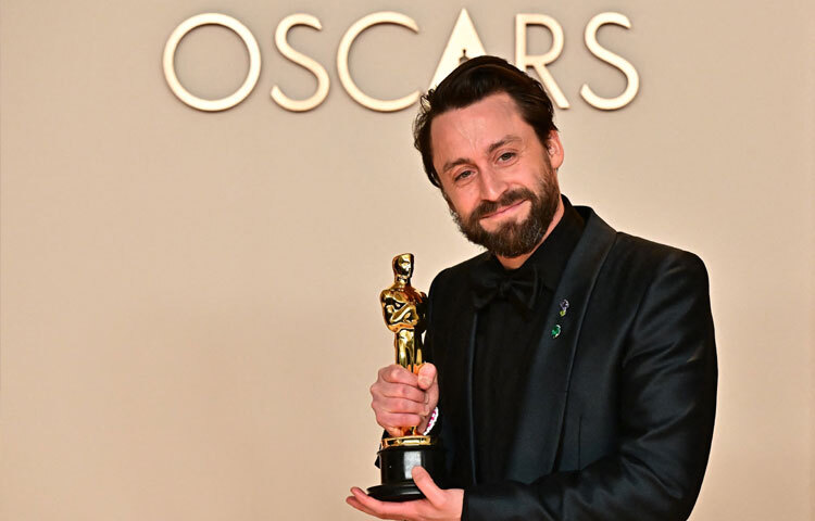 আয়োজনে প্রথম পুরস্কারটি পেয়েছেন আমেরিকান অভিনেতা কিরান কালকিন। ‘আ রিয়েল পেইন’ চলচ্চিত্রে অভিনয়ের জন্য সেরা পার্শ্ব অভিনেতার স্বীকৃতি পেয়েছেন।