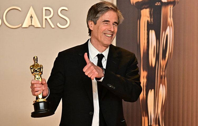 সেরা আন্তর্জাতিক সিনেমার পুরস্কার জিতেছে ব্রাজিলের সিনেমা ‘আই য়্যাম স্টিল হেয়ার’। ১৯৭১ সালে ব্রাজিলে এক নায়কতন্ত্রের প্রেক্ষাপটে সিনেমাটি তৈরি করেছেন ওলটার সেলেস।