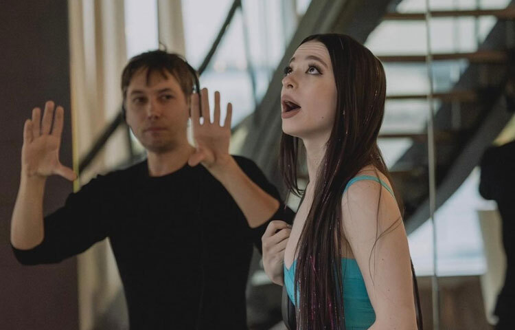 কুখ্যাত রাশিয়ান গ্যাংস্টারের ছেলে এক স্ট্রিপ ড্যান্সারের প্রেমে পড়ে। দুজন বিয়ে করে, কিন্তু সেই গ্যাংস্টার বিয়ে মেনে নেয় না। এমন গল্প নিয়ে শন বেকারের সিনেমা ‘আনোরা’।