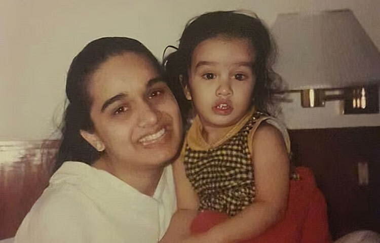 মা শিবাঙ্গির সঙ্গে শ্রদ্ধা।