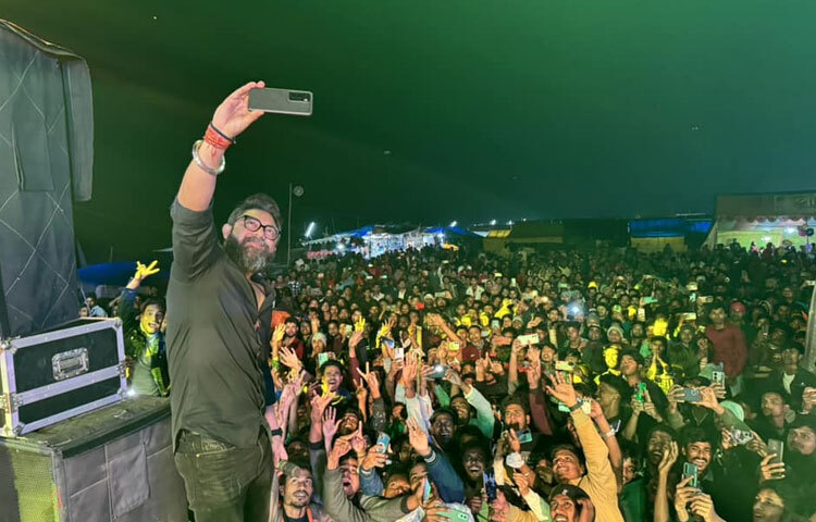 একদিকে রূপালি পর্দা, অন্যদিকে রাজনীতি দুটোই সমান দক্ষতায় সঙ্গে সামলাচ্ছেন গুণী এই শিল্পী।