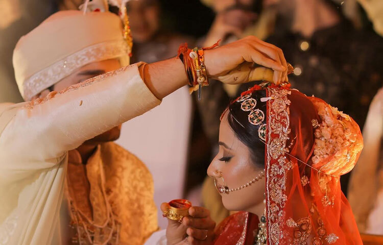 সিদুঁরদানের সময় হাস্যোজ্জল মায়েরা।