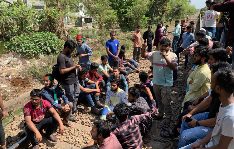 এর আগে মঙ্গলবার রেললাইন অবরোধের ডাক দেন বৈষম্যবিরোধী ছাত্র আন্দোলনের রাবির অন্যতম সমন্বয়ক সালাউদ্দিন আম্মার। সকালে তার নেতৃত্বে এ আন্দোলন শুরু হয়েছে।