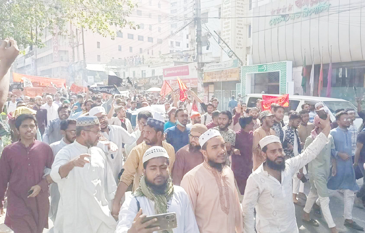সংগঠনটি মসজিদের উত্তর গেট থেকে মিছিল নিয়ে পল্টন মোড় হয়ে বিজয়নগর পানির ট্যাংকির দিকে যায়। এরই মাঝে টিয়ার গ্যাসের শেল নিক্ষেপ করে পুলিশ। ছবি: জাগো নিউজ