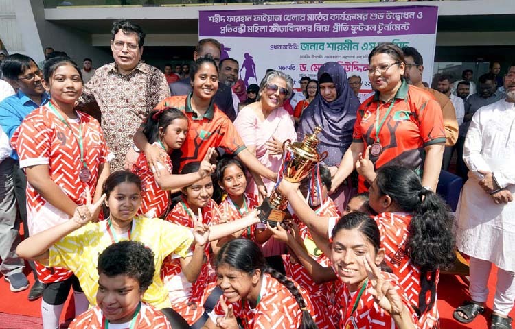 সমাজকল্যাণ এবং মহিলা ও শিশু বিষয়ক উপদেষ্টা শারমীন এস মুরশিদ আজ ঢাকায় জাতীয় সংসদ ভবন সংলগ্ন শহীদ ফারহান ফাইয়াজ খেলার মাঠ উদ্বোধন করেন। একই সঙ্গে আন্তর্জাতিক নারী দিবস উপলক্ষে প্রতিবন্ধী মহিলা ক্রীড়াবিদদের নিয়ে প্রীতি ফুটবল খেলায় বিজয়ীদের সাথে ফটোসেশনে অংশ নেন। ছবি: পিআইডি