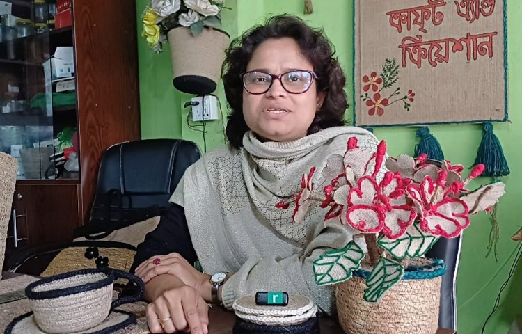 জানা গেছে, ফরিদপুরের মধুখালীর নিভৃত পল্লী ভাটিকান্দি গ্রামের মেয়ে স্মৃতি রায়। মায়ের কাছ থেকেই তিনি শিখেছেন নান্দনিক কুটির শিল্প।