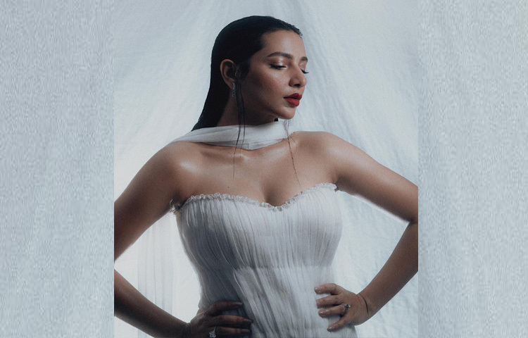 সম্প্রতি সামাজিক যোগাযোগমাধ্যমে সাদা পোশাকে বেশকিছু ছবি শেয়ার করেছেন এই অভিনেত্রী।