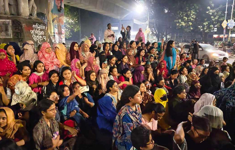 এসময় শিক্ষার্থীরা ‘জাস্টিস জাস্টিস, উই ওয়ান্ট জাস্টিস’, ‘ফাঁসি ফাঁসি ফাঁসি চাই, ধর্ষকের ফাঁসি চাই’, ‘ধর্ষকের গদিতে আগুন জ্বালো একসাথে’, ‘এক দুই তিন চার, জাহাঙ্গীর গদি ছাড়’, ‘স্বরাষ্ট্র উপদেষ্টার পদত্যাগ চাই’, ‘জাহাঙ্গীর করে কী, খাই দাই ঘুমায় নাকি’সহ বিভিন্ন স্লোগান দেন।