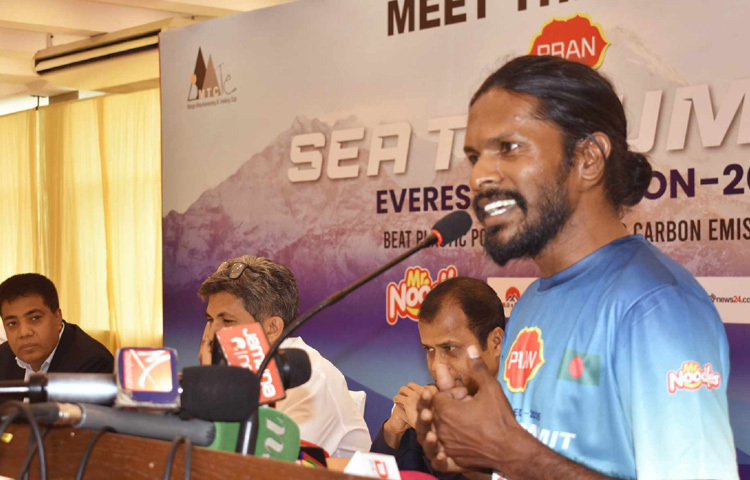 ইকরামুল হাসান শাকিল ‘সি টু সামিট’ শুরু করেছেন ২৫ ফেব্রুয়ারি কক্সবাজারের ইনানি সমুদ্র সৈকত থেকে। এরই মধ্যে তিনি হেঁটে ঢাকায় এসেছেন। ৯০ দিনের মধ্যে ‘সি টু সামিট’ জয়ের লক্ষ্যে অভিযান করছেন শাকিল।