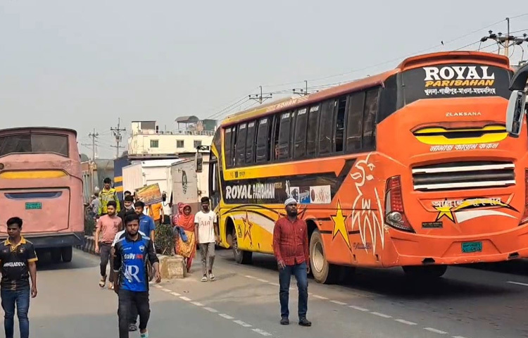 দুটি মহাসড়কের উভয় দিকে যানবাহন চলাচল বন্ধ রয়েছে। অনেকেই হেঁটে গন্তব্যে যাচ্ছেন।