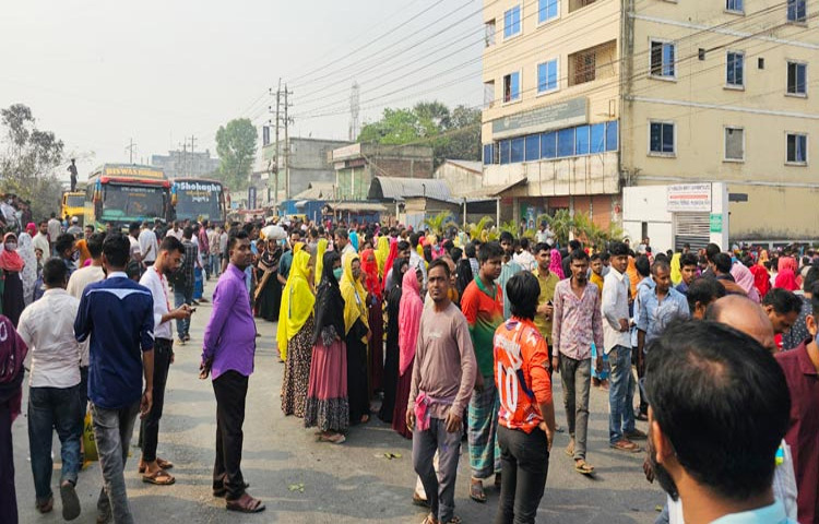 আন্দোলনরত শ্রমিকরা জানান, গোল্ডেন রিফিট গার্মেন্টস লিমিটেড কারখানার শ্রমিক জান্নাতুল ফেরদৌস তামান্নার বাচ্চা অসুস্থ থাকায় মঙ্গলবার রাত ৯টার দিকে কর্তৃপক্ষের কাছে ছুটি চেয়েছিলেন। কিন্তু ছুটি না দিয়ে তামান্নার পরিচয়পত্র রেখে দিয়ে কারখানা থেকে বের করে দেয়। পরে তিনি বাড়ি চলে যান।