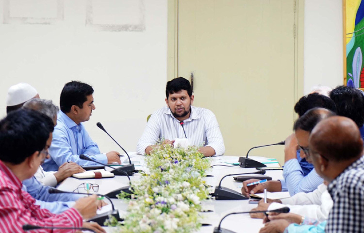 বাংলাদেশ টেলিভিশন (বিটিভি) কার্যালয় পরিদর্শন শেষে কর্মকর্তাদের সঙ্গে মতবিনিময় করেন তথ্য ও সম্প্রচার উপদেষ্টা। ছবি: পিআইডি