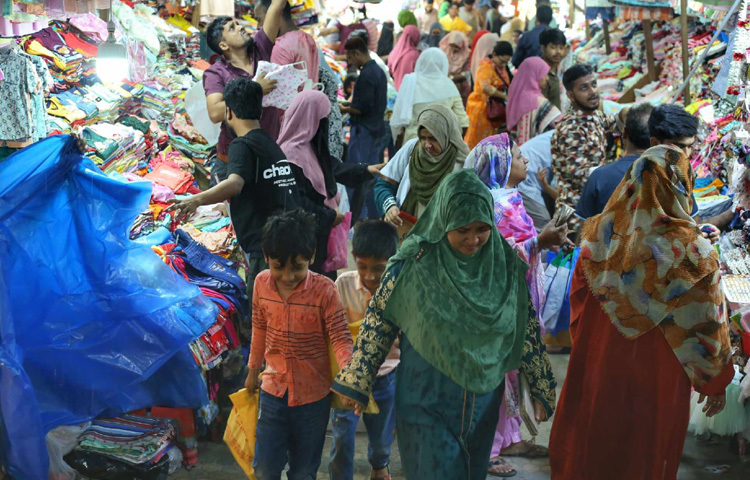 রাজধানীর অন্য সব মার্কেটের মধ্যে জমে উঠেছে মৌচাক মার্কেটও।