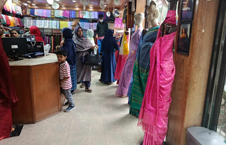 প্রতিবছর ঈদ এলেই শাড়ি বেচাকেনার ধুম পড়ে যায় এখানে। এবারও ঈদুল ফিতরকে সামনে রেখে ১৫ রোজার পরই জমে উঠেছে বেইলি রোডের বেচাকেনা।