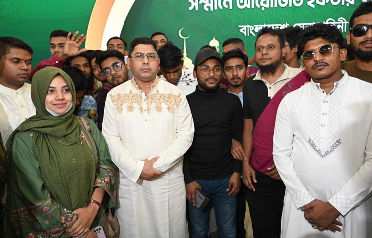 আইএসপিআর জানায়, ইফতার ও নৈশভোজে জুলাই গণঅভ্যুত্থানে আহত ছাত্র-ছাত্রী, সেনাবাহিনীর ঊর্ধ্বতন কর্মকর্তা, বেসামরিক পরিমণ্ডলের বিশিষ্ট ব্যক্তি ও বিভিন্ন সরকারি হাসপাতালের পরিচালকরা অংশ নেন।