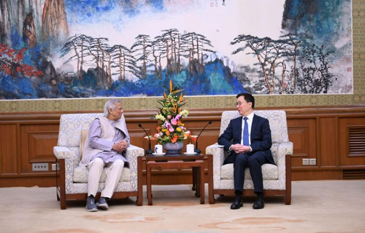 প্রধান উপদেষ্টা প্রফেসর মুহাম্মদ ইউনুস আজ বেইজিংয়ের একটি রাষ্ট্রীয় অতিথি ভবনে চীনের ভাইস প্রেসিডেন্ট হান জেং কের সঙ্গে সাক্ষাৎ করেন। ছবি: পিআইডি