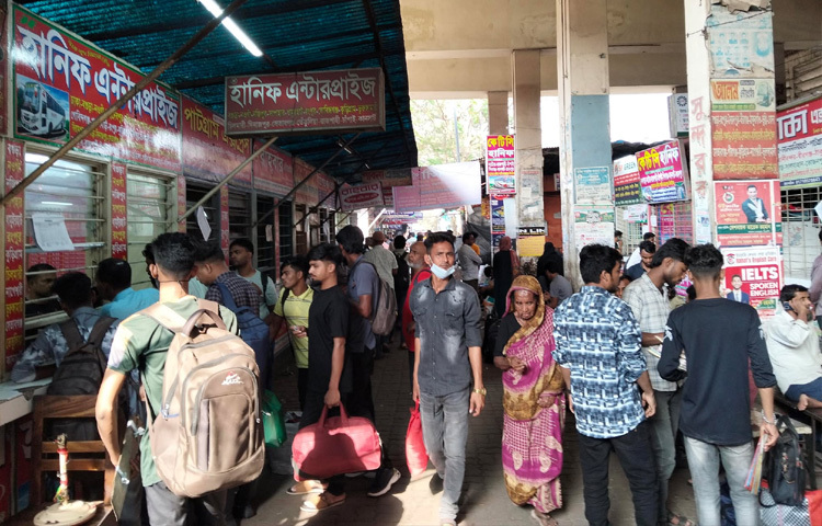 আসন্ন ঈদ যাত্রায় বিগত দিনগুলোতে আশানুরূপ যাত্রী না থাকার কথা জানানো হলেও আজ গাবতলী বাস টার্মিনালে মোটামুটি যাত্রীর চাপ দেখা গেছে।