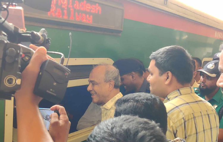 সকাল সোয়া ১০টার দিকে উপদেষ্টা স্টেশনে যান।