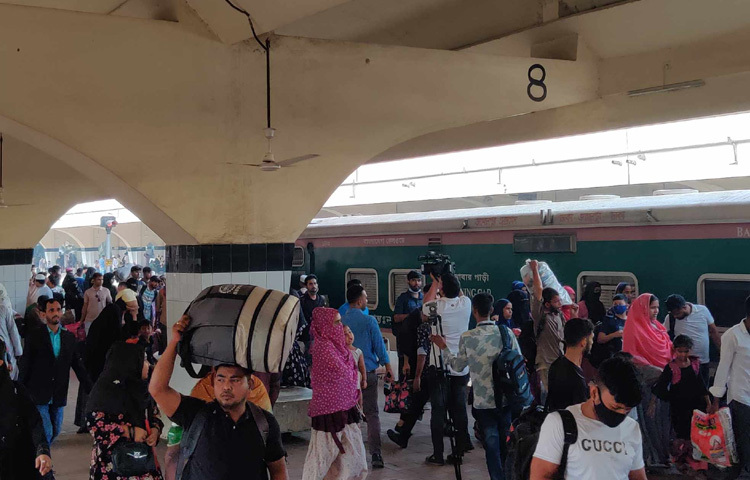 রাজধানীর কমলাপুর রেলওয়ে স্টেশন ঘুরে এমন চিত্র দেখা যায়।