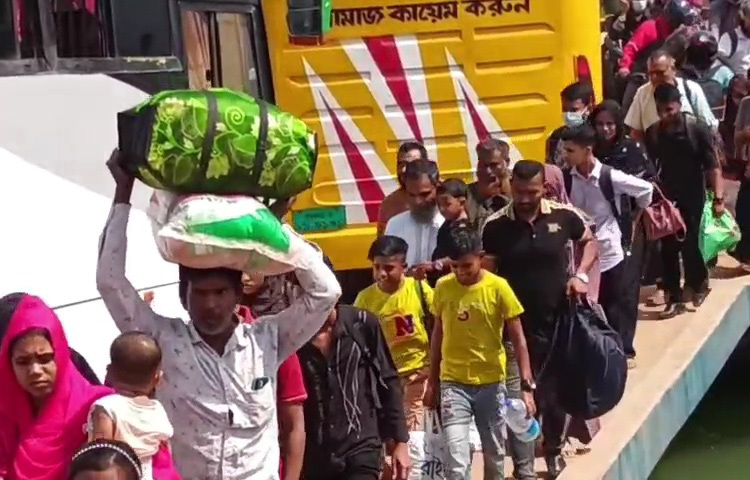 অন্যদিকে ঘাট এলাকার আইনশৃঙ্খলা পরিস্থিতি স্বাভাবিক রাখতে বাস টার্মিনাল, লঞ্চ ও ফেরি ঘাট এলাকায় দ্বায়িত্ব পালন করতে দেখা গেছে পুলিশসহ ফায়ার সার্ভিস কর্মীদের।