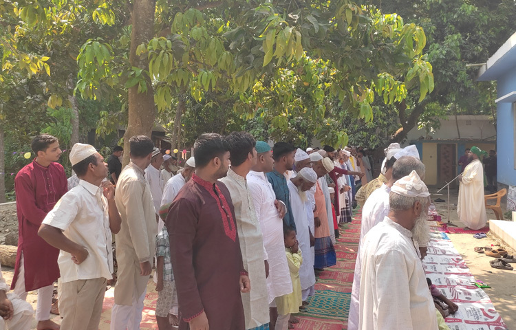 জানা গেছে, একদিন আগে যারা রোজা ও ঈদ উদযাপন করেন তারা সবাই চট্টগ্রামের মির্জাখিল শরীফের মুরিদান।