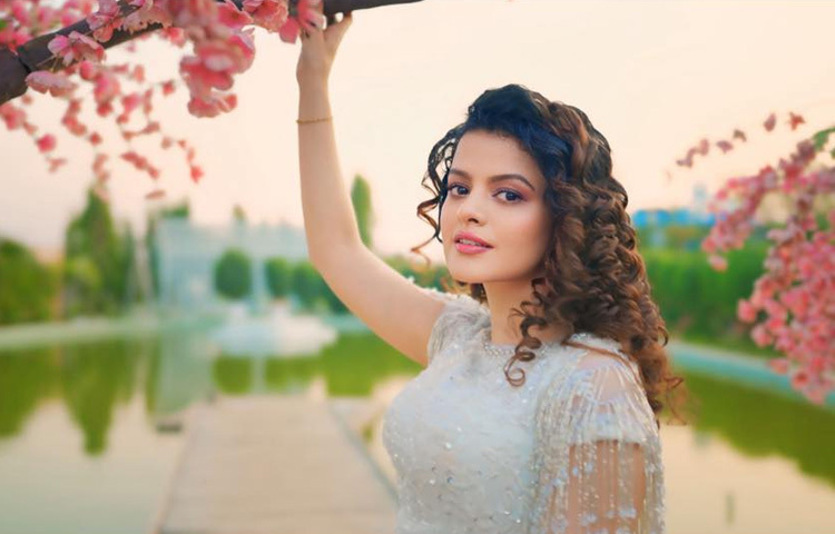 একই বছর উড়িষ্যার বিধ্বংসী ঘূর্ণিঝড়ে ক্ষতিগ্রস্তদের সহায়তায় তিনি সংগৃহীত অর্থ পৌঁছে দেন।