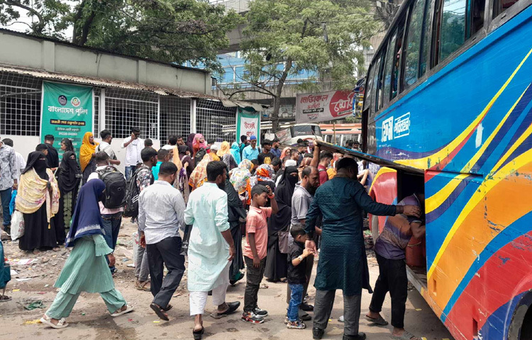 যাত্রী চাপ দেখে দিয়াবাড়ি-পোস্তগোলা রুটে চলাচল করা রাইদা পরিবহনের একটি গাড়িকে ভাঙ্গা, পাচ্চরে যাত্রী পরিবহন করতে দেখা গেছে।