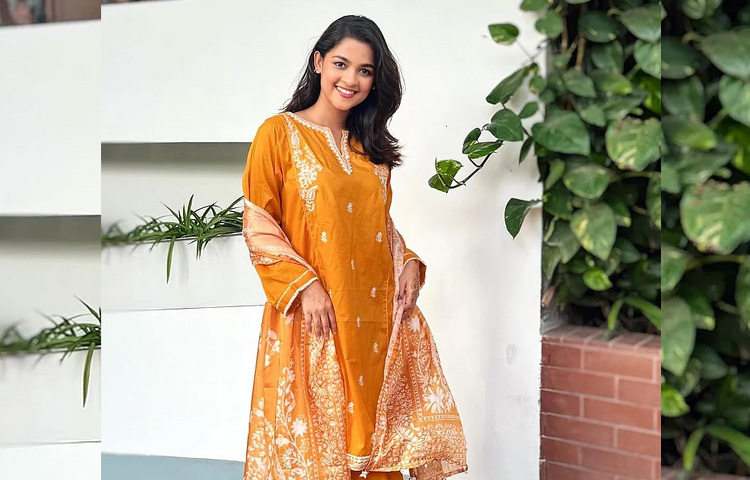 সাদা কারুকাজ করা শর্ষে হলুদ সালওয়ার-কামিজ-ওড়নায় বেশ মায়াবী লাগছে অভিনেত্রী সাদিয়া আয়মানকে।