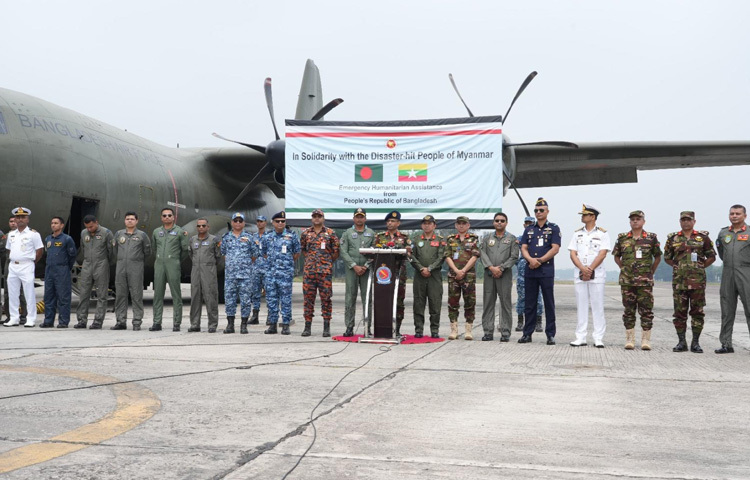 সকালে বাংলাদেশ সেনাবাহিনী ও বাংলাদেশ বিমান বাহিনীর তিনটি পরিবহন বিমানযোগে এসব ওষুধ ও ত্রাণসামগ্রী পাঠানো হয়।
