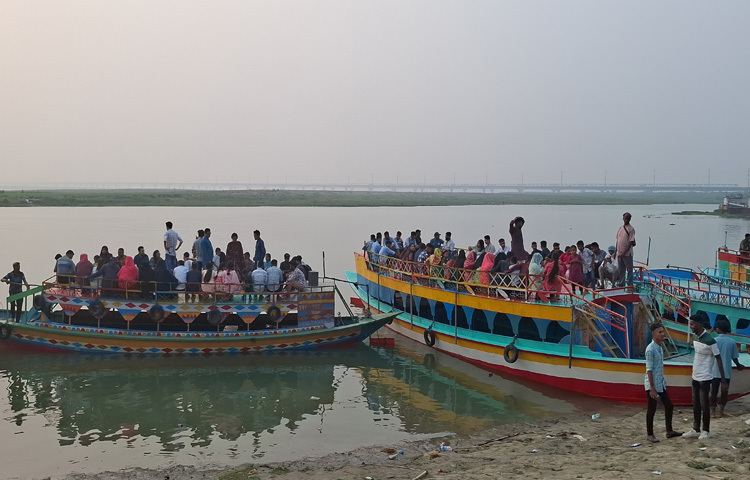 যমুনার সৌন্দর্য, সূর্যাস্ত ও যমুনা সেতু দেখার জন্য দর্শনার্থীরা ভিড় জমাচ্ছেন এখানে। এছাড়াও টাঙ্গাইলের অন্যান্য বিনোদন কেন্দ্রগুলোতেও ভিড় লক্ষ্য করা গেছে।