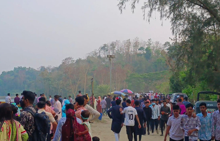 ঈদের দিন দুপুরের পর থেকে এখানে ভ্রমণপিপাসু লোকজন বেড়াতে আসতে শুরু করেছে।