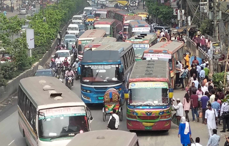 রাজধানীর সড়কে বেড়েছে কর্মচঞ্চল মানুষের পদচারণা, ফলে বেড়েছে যানজট।