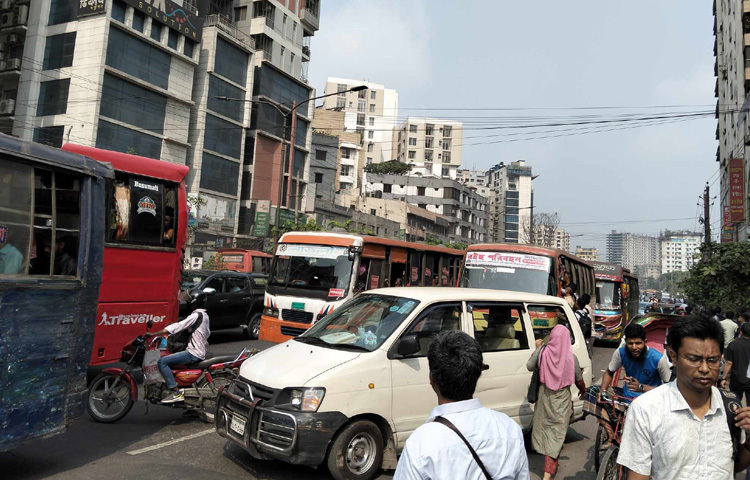 ঈদের ছুটি চলাকালীন রাস্তায় গণপরিবহনের উপস্থিতি কম থাকলেও আজ প্রথম কর্মদিবসেই রাজধানীর প্রধান প্রধান সড়কে দীর্ঘ যানজট দেখা গেছে।