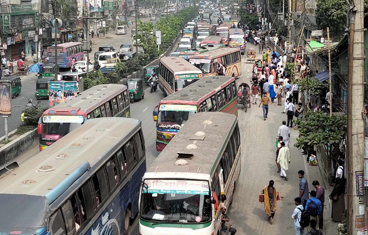 সব বাসেই ভিড় ছিল চোখে পড়ার মতো। বাসে তিল ধারণের ঠাঁই ছিল না।