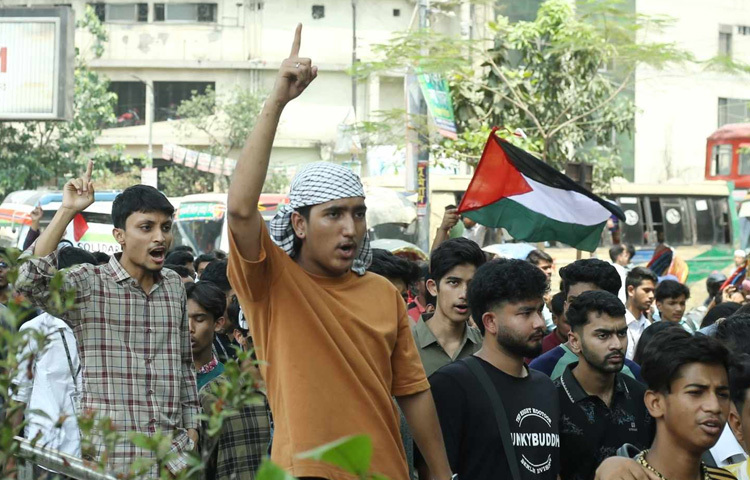 সকাল থেকেই রাজধানীর শাহবাগে বিক্ষোভ-মিছিল করছেন ছাত্র-জনতা।